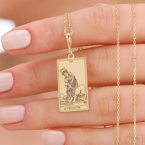 Handgefertigte Stärke Tarotkarten Anhänger: Major Arcana Tarotkarte Anhänger mit Silber und 14K Gold Optionen