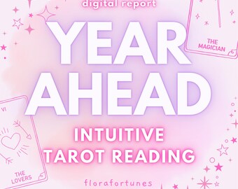 Puede incluir: Gráfico de informe digital con un fondo degradado rosa y morado. El texto dice "YEAR AHEAD" e "INTUITIVE TAROT READING" en blanco. También hay estrellas decorativas y cartas del tarot. El texto "digital report" y "florafortunes" también son visibles.