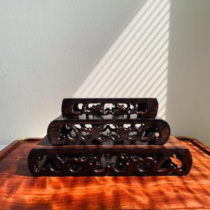 Handgeschnitzte hölzerne Ausstellungsständer | Vintage-inspirierte Sockel für kleine Gegenstände