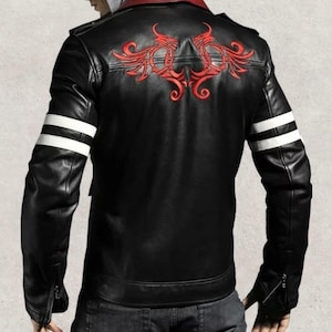 Könnte beinhalten: Schwarze Lederjacke mit rotem Stickmuster auf dem Rücken. Weiße Streifen zieren die Ärmel und ein roter Kragen setzt einen Farbakzent. Die Jacke hat einen Reißverschluss und einen klassischen Biker-Stil.