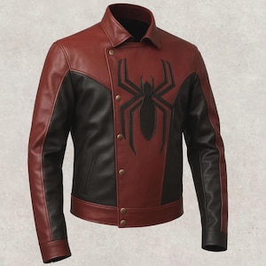 Könnte beinhalten: Rote und schwarze Lederjacke mit großem schwarzem Spinnenemblem auf der Brust. Die Jacke hat einen Kragen, Knopfverschlüsse und ein zweifarbiges Design. Die Ärmel sind schwarz und der Körper ist rot.