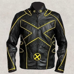 Könnte beinhalten: Schwarze Lederjacke mit gelben Akzenten. Sie hat einen Stehkragen, einen Frontreißverschluss und gelbe geometrische Muster auf Brust und Ärmeln. Auf der unteren Vorderseite befindet sich ein gelbes rundes Emblem.