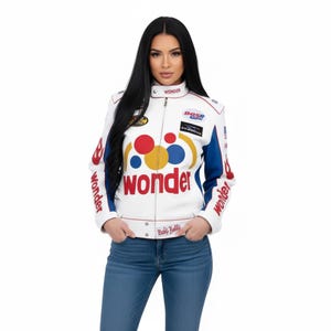 Könnte beinhalten: Weiße Rennjacke mit roten, blauen und gelben Akzenten. Die Jacke zeigt das Wort "wonder" in großen Buchstaben auf der Vorderseite und den Namen "Ricky Bobby" unten. Die Ärmel tragen das Wort "wonder" in Rot.