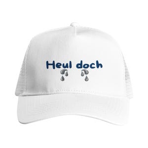 Peut inclure: Casquette de camionneur blanche avec un dos en filet et une visière incurvée. Le devant affiche le texte "Heul doch" en bleu foncé, avec deux motifs de larmes stylisées en dessous.