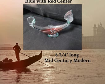 Cenicero antiguo de cristal de Murano con forma de góndola veneciana, soplado a mano.