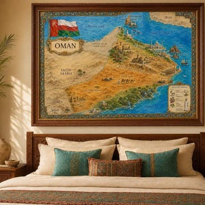 Pode incluir: Um mapa ilustrado e emoldurado de Omã apresentando a bandeira nacional, marcos geográficos e cenas do deserto em tons de bege, azul e verde. O mapa inclui o texto OMAN e uma legenda, tudo dentro de uma moldura de madeira castanha escura.