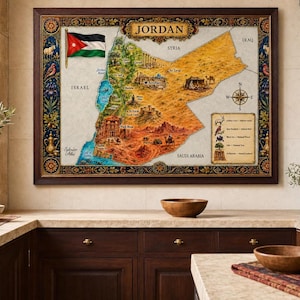 Könnte beinhalten: Eine gerahmte, detaillierte illustrierte Karte von Jordanien mit der Nationalflagge, geografischen Wahrzeichen und einer Windrose. Die Karte ist von komplizierten Blumenmustern umrandet und enthält eine Legende mit nationalen Symbolen.