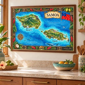 Può includere: Una mappa incorniciata delle Samoa che raffigura le isole di Savai'i e Upolu, la bandiera nazionale, una rosa dei venti e illustrazioni della flora e fauna locale. La mappa è su uno sfondo di oceano blu con etichette per le località.