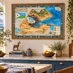 Op de afbeelding: Een rechthoekige wandkaart van Djibouti in een gouden lijst, met een gedetailleerd geïllustreerd landschap, de nationale vlag en de tekst "DJIBOUTI". De kaart toont geografische kenmerken, lokale fauna en een kompasroos op een perkamentachtige achtergrond.