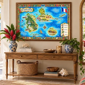 Puede incluir: Una impresión de arte mural rectangular que presenta un mapa ilustrado a color de Guadalupe, etiquetado con el texto GUADELOUPE, Atlantic Ocean y Caribbean Sea. El mapa incluye una bandera francesa, una rosa de los vientos y puntos de interés.
