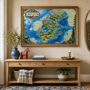 Op de afbeelding: Een rechthoekige ingelijste kaart van Zweden met levendige blauwe oceanen, groene landschappen en illustraties van lokale bezienswaardigheden, dieren in het wild en schepen. De kaart bevat de tekst SWEDEN in een banner linksboven.