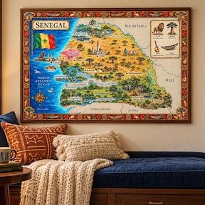 Könnte beinhalten: Eine rechteckige Wandkarte von Senegal mit einer lebendigen Illustration der Geografie des Landes, der Nationalflagge und verschiedenen lokalen Wahrzeichen. Die Karte enthält eine Windrose, beschriftete Städte und einen dekorativen Rand.