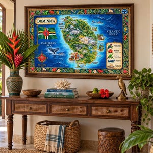 Peut inclure: Une carte encadrée de la Dominique présentant le drapeau national, une rose des vents et des illustrations de la flore et de la faune locales. La carte est posée sur une console en bois à trois tiroirs, avec un vase, des livres et un panier.