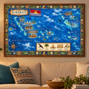 Könnte beinhalten: Eine gerahmte Karte von Kiribati mit der Nationalflagge, dem Pazifischen Ozean sowie den Gilbert-, Phoenix- und Line-Inseln. Die Karte enthält Illustrationen der lokalen Tierwelt, traditioneller Boote und kultureller Szenen mit einem dekorativen Rand aus tropischen Blumen und Blättern.