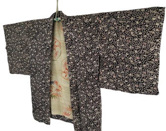 Chaqueta estilo kimono tradicional japonesa con estampado floral vintage y forro paisajístico.