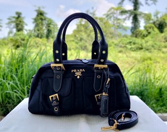 Bolso Prada tipo bowling de nailon negro con múltiples bolsillos - Bolso estilo Y2K con correa cruzada.