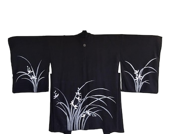 Kimono Haori Vintage Negro con Estampado Floral: Chaqueta de Seda Acolchada