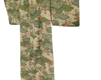 Könnte beinhalten: Ein Vintage-Kimono mit cremefarbenem Hintergrund und einem Muster aus grünen Wolken und floralen Akzenten. Der Kimono hängt an einem Metallhaken und zeigt seine volle Länge und sein Design. Die Ärmel sind weit und der Stoff scheint leicht zu sein.