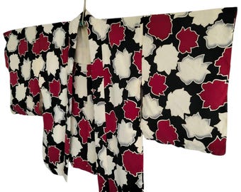 Kimono Haori Vintage con Estampado Floral Atrevido - Cárdigan Japonés Rojo, Blanco y Negro - Chaqueta Kimono Acolchada