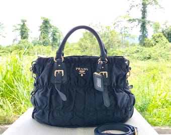 Bolso Prada Gaufre de nailon tipo bowling - Negro con ribete de piel.