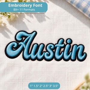 Puede incluir: Un diseño de fuente de bordado con la palabra Austin en letra cursiva azul claro con un borde negro grueso. El texto se muestra sobre un fondo de tela blanca. La imagen incluye el texto Embroidery Font BX+ 11 Formats y 2,54 cm 3,81 cm 5,08 cm 6,35 cm 7,62 cm 8,89 cm.