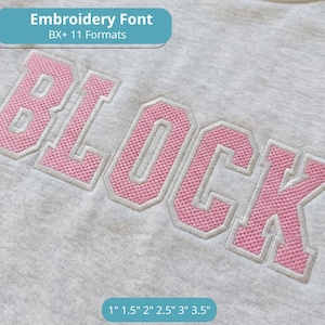 Puede incluir: Una tela jaspeada gris claro con la palabra BLOCK bordada en una fuente de estilo universitario rosa con un contorno blanco. El texto en la parte superior dice Embroidery Font BX+ 11 Formats, y el texto en la parte inferior dice 2,54 cm, 3,81 cm, 5,08 cm, 6,35 cm, 7,62 cm, 8,89 cm.