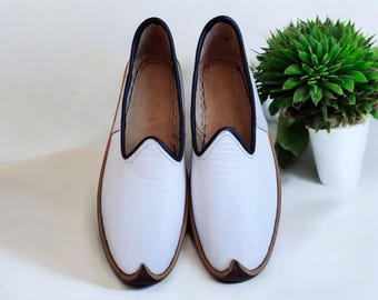 Mocassini da uomo in pelle bianca fatti a mano / Scarpe eleganti etniche Khussa