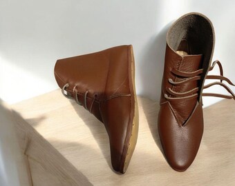 手作りの茶色の革製中世風ブーツ：ルネッサンスフェアのコスプレシューズ、LARP、バイキングの履物