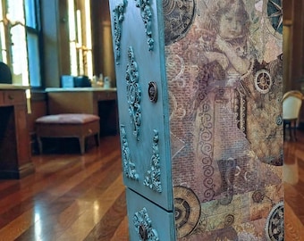 Pequeño joyero vintage: pieza decorativa con mecanismo de relojería turquesa