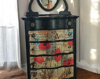 Cómoda antigua reciclada con amapolas y colibríes