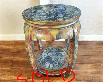 Mesa auxiliar pintada a mano de Alicia en el País de las Maravillas