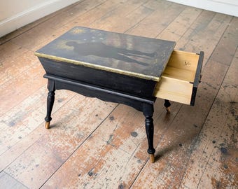 Mesa de centro con cajón y diseño de soldado patriótico – Muebles vintage Leick