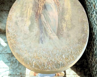 Mesa pequeña con textura de pátina, pintada a mano, de estilo moderno de mediados de siglo.