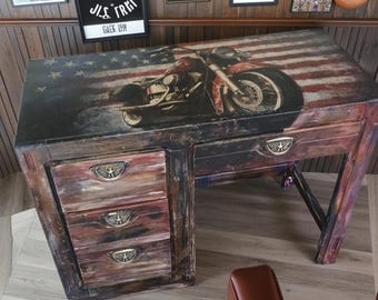 Escritorio rústico de motociclista con motocicleta y bandera estadounidense • Pintado a mano