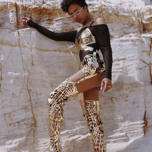 Puede incluir: Un juego de tres tazas de cerámica con un acabado mate moteado. Las tazas son de color crema, gris claro y gris oscuro. Cada taza tiene un diseño simple y minimalista y un asa redondeada. Las tazas están apiladas.