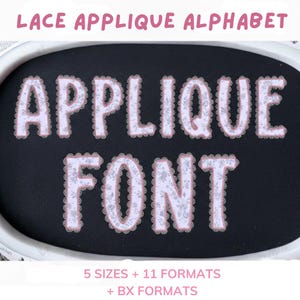 Puede incluir: Un diseño de bordado digital con las palabras "APPLIQUE FONT" en una fuente decorativa con un diseño de aplique de encaje. El texto es blanco con un contorno rosa y ribete de encaje, sobre un fondo negro. La imagen también incluye el texto "5 TAMAÑOS + 11 FORMATOS + BX FORMATOS".