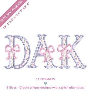 Puede incluir: Letras bordadas DAK con un estampado floral y lazos rosas. Las letras están delineadas en azul y están disponibles en varios tamaños, de 6,35 cm a 15,24 cm. La imagen también incluye texto que indica la disponibilidad de 11 formatos.
