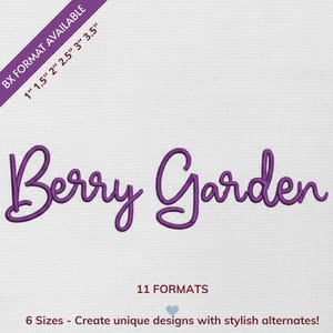 Könnte beinhalten: Weißer Hintergrund mit den Worten "Berry Garden" in lila Schrift. Der Text ist gestickt. Zusätzlicher Text enthält "BX FORMAT AVAILABLE" mit Größenoptionen in cm, "11 FORMATS" und "6 Größen - Erstellen Sie einzigartige Designs mit stilvollen Alternativen!"