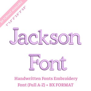 Op de afbeelding: Lichtpaarse "Jackson Font" ontwerp, met de tekst "Handgeschreven lettertypen borduurwerk lettertype (Full A-Z) + BX FORMAT" eronder. De tekst "BX FORMAT AVAILABLE" staat linksboven.