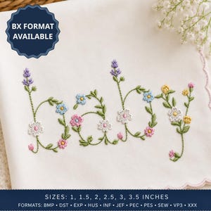 Può includere: Un tessuto bianco con la parola baby ricamata in steli verdi con piccoli fiori colorati nelle tonalità blu, rosa, giallo, bianco e viola. Un badge blu scuro in alto a sinistra riporta BX FORMAT AVAILABLE. Il testo in basso elenca le dimensioni 1, 1.5, 2, 2.5, 3, 3.5 inches e i formati BMP, DST, EXP, HUS, INF, JEF, PEC, PES, SEW, VP3, XXX.