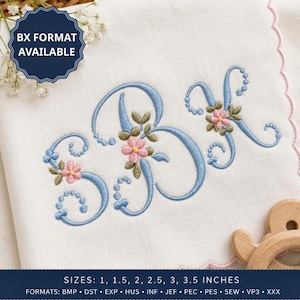 Könnte beinhalten: Ein weißer Stoff mit einem gestickten Monogramm der Buchstaben SBK in Hellblau, verziert mit kleinen rosa Blüten und grünen Blättern. Der Text BX FORMAT AVAILABLE ist sichtbar, sowie die Größen 2,54, 3,81, 5,08, 6,35, 7,62, 8,89 cm.