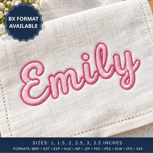 Könnte beinhalten: Ein weißer Stoffabschnitt mit dem gestickten Namen Emily in rosa Schreibschrift. Ein dunkelblaues Abzeichen oben links zeigt BX FORMAT AVAILABLE. Der Text unten listet die Größen 1, 1.5, 2, 2.5, 3, 3.5 Zoll sowie die Formate BMP, DST, EXP, HUS, INF, JEF, PEC, PES, SEW, VP3, XXX auf.