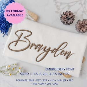 以下が含まれることがあります： 筆記体でBraydenと茶色く刺繍された白い布地。テキストにはEMBROIDERY FONT、SIZES: 2.5, 3.8, 5.1, 6.4, 7.6, 8.9 CM、およびフォーマット: BMP, DST, EXP, HUS, INF, JEF, PEC, PES, SEW, VP3, XXXが含まれています。