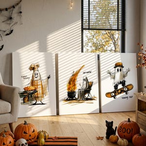 Peut inclure: Trois toiles rectangulaires blanches illustrant des fantômes. La première montre un fantôme chef avec une tarte et le texte "SWEET SPOOKY". La deuxième montre un fantôme près d'un feu de camp avec un chaudron et "JUST GHOSTIN'". La troisième montre un fantôme sur un skateboard avec "SPOOKY FLIP".