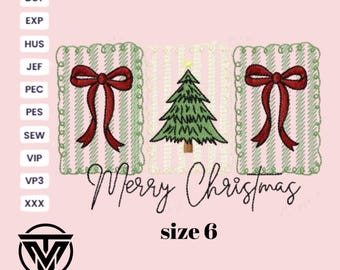 Può includere: Design natalizio ricamato con un albero di Natale verde e due fiocchi rossi su sfondo rosa. Il testo "Merry Christmas" e "size 6" sono inclusi. Adatto per progetti di ricamo e creazioni festive.