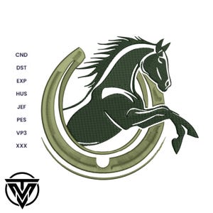 Könnte beinhalten: Gesticktes Design mit einem aufbäumenden Pferd in Dunkelgrün, umgeben von einem Hufeisen. Das Design enthält die Buchstaben CND, DST, EXP, HUS, JEF, PES, VP3 und XXX sowie ein Logo unten auf weißem Hintergrund.