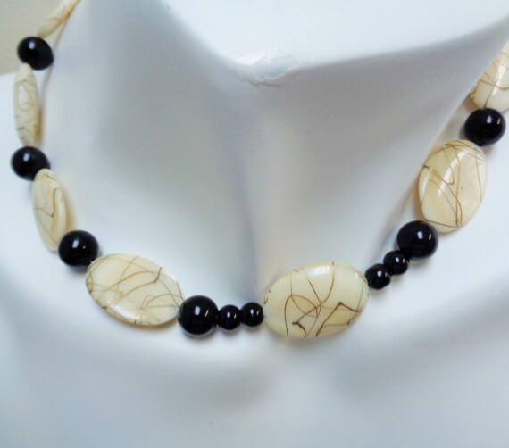 Black Gold Vanilla Shell Disk Necklace Earring Set,  Black and Cream Necklace Earring Sets, Shell Disk Jewelry Set, Beaded Necklace