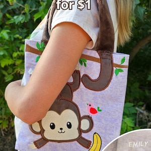 Peut inclure: Sac fourre-tout violet clair avec un motif de singe et d'oiseau. Le sac a des poignées marron et un motif de singe assorti. Le texte "Add embroidered name" est en haut. Une banane est également présente dans le motif.