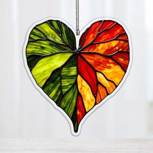 Puede incluir: Un juego de tres tazas de cerámica con acabado mate moteado. Las tazas son de color crema, gris claro y gris oscuro. Cada taza tiene un diseño minimalista, ideal para café o té.