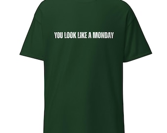 Op de afbeelding: Een donkergroen t-shirt met de witte tekst "YOU LOOK LIKE A MONDAY" over de borst. Het shirt heeft korte mouwen en een ronde hals.
